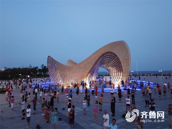 夜晚在南海公园跳广场舞的群众 (2)_看图王.jpg